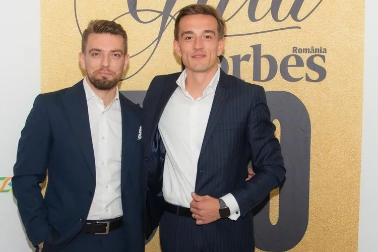 De la stickere pentru prieteni, la comenzi pentru Dacia: afacerea românească care a trecut granițele