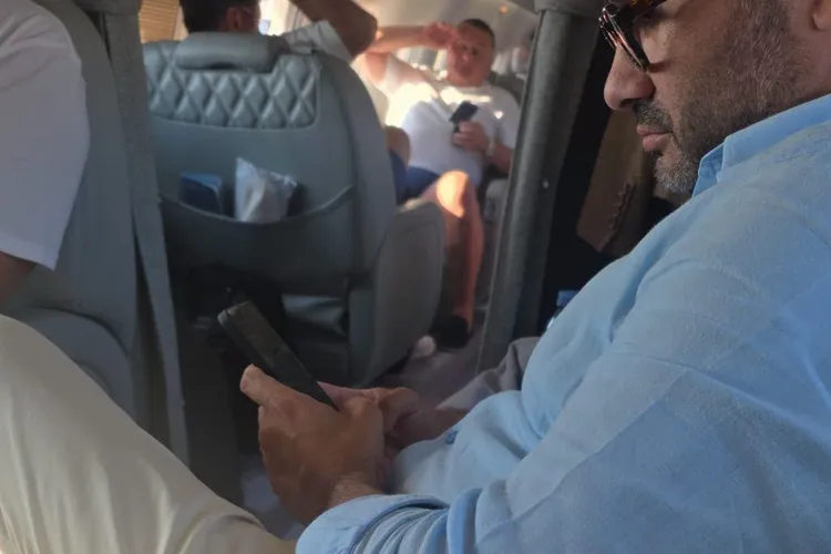 FOTO Social-democratul Florin Manole se lăfăie în avionul privat spre Mykonos - USR