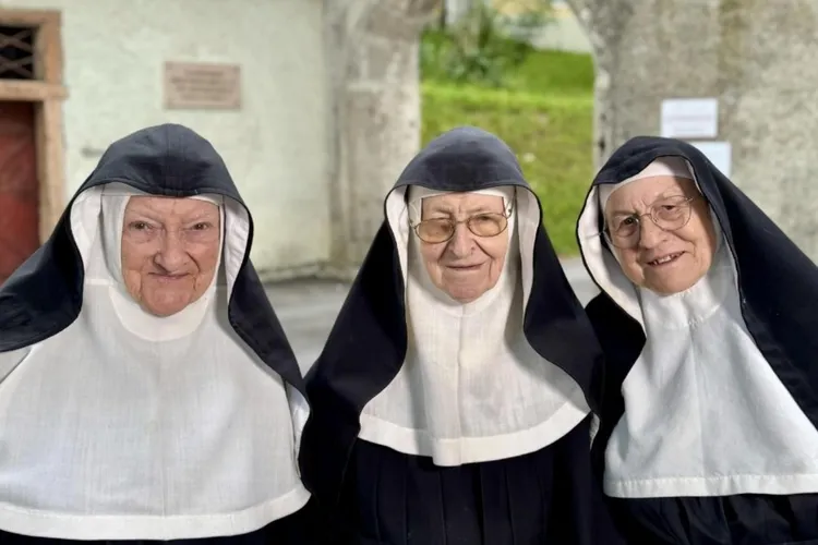 Călugărițe mutate forțat se întorc acasă (sursa: X/News 92Times)