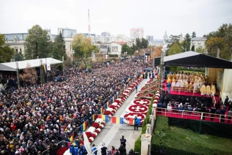 Pelerinii care au stat la cozi de zeci de ore la moaștele Sfintei Parascheva, mai mulți ca niciodată