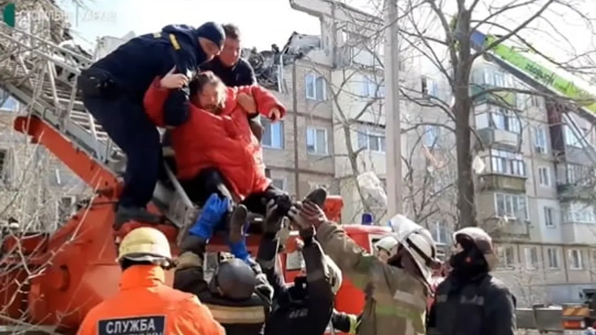Rusii bombardează când începe evacuarea civililor în Harkov. Sursă: Captură video Twitter NEXTA 