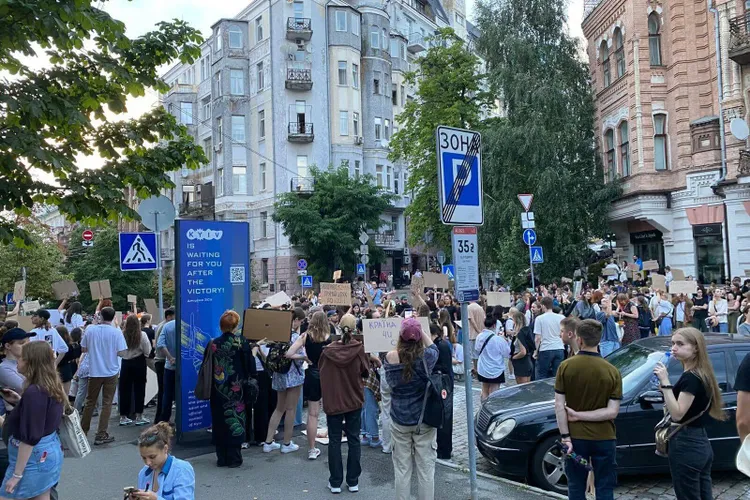 Lege promulgată de Zelenski declanșează proteste (sursa: Politico)