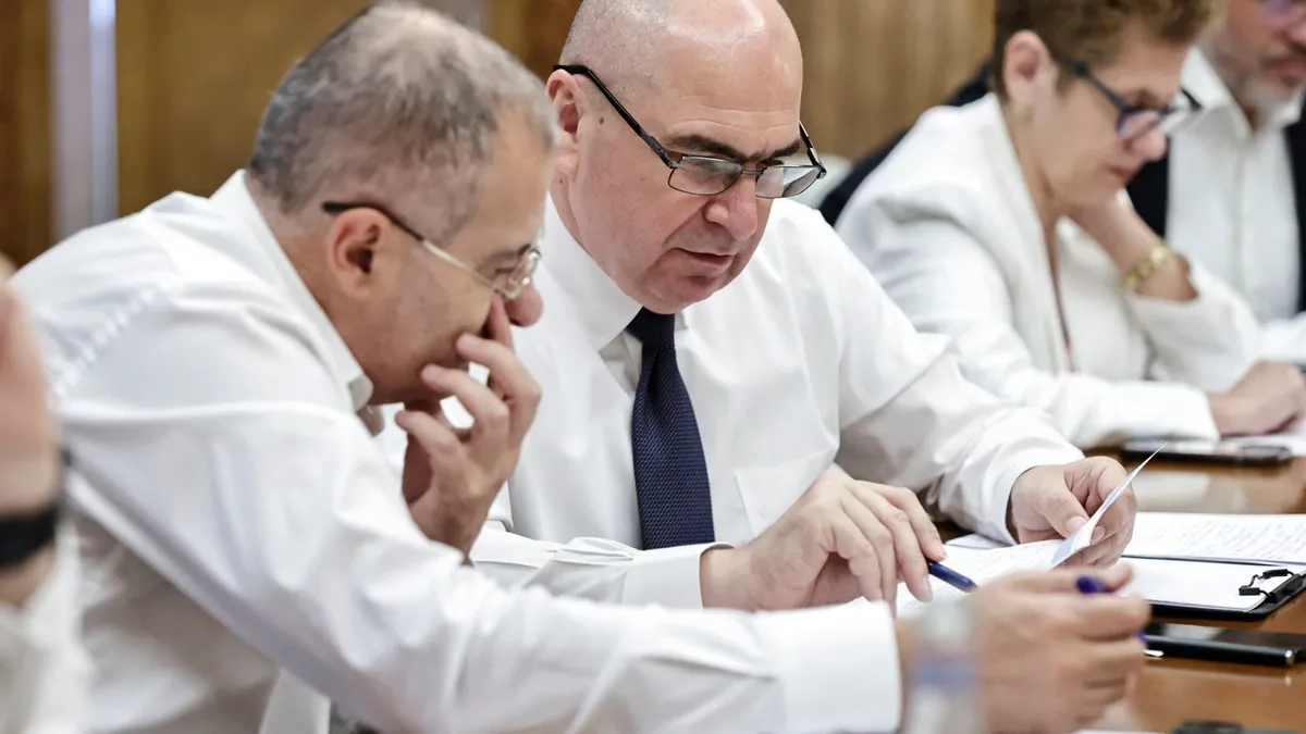 Guvernul vrea să înghețe, în 2026, pensiile, salariul minim, dar și punctul de amendă Foto: Facebook Guvernul României