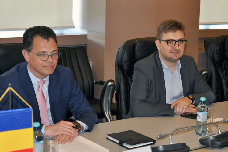 Emanuel Ioana (Romarm), tupeu de vătaf. În stânga, ministrul Radu Oprea, protectorul lui Ioana (sursa: observatorulph.ro)