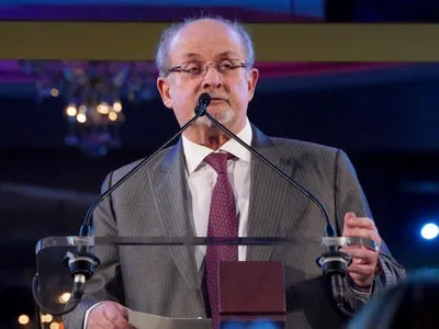 Salman Rushdie a supraviețuit atacului brutal (sursa: BBC)