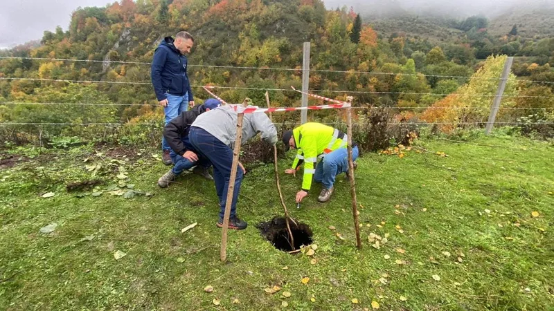 Parodie la evaluarea fisurii din digul de la Roșia Foto: dejeanul.ro