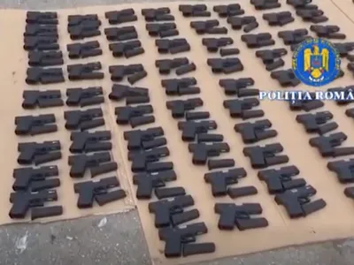 Captură importantă la Calafat, peste 100 de pistoale (sursa: Facebook/Poliţia de Frontieră Română)