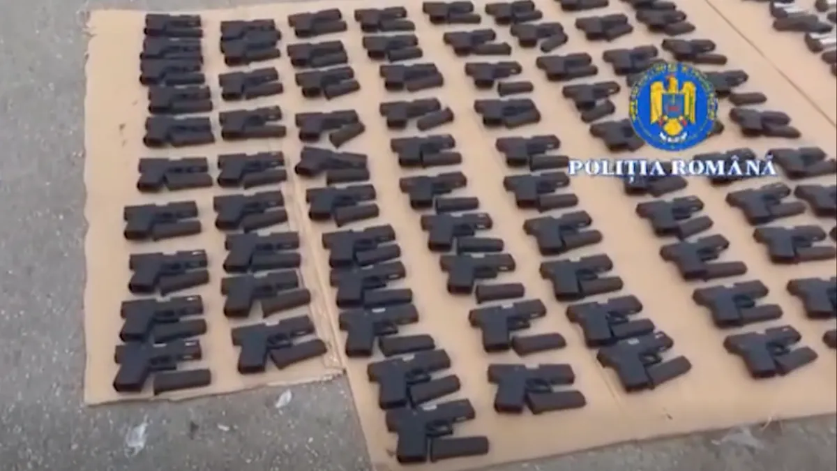 Captură importantă la Calafat, peste 100 de pistoale (sursa: Facebook/Poliţia de Frontieră Română)