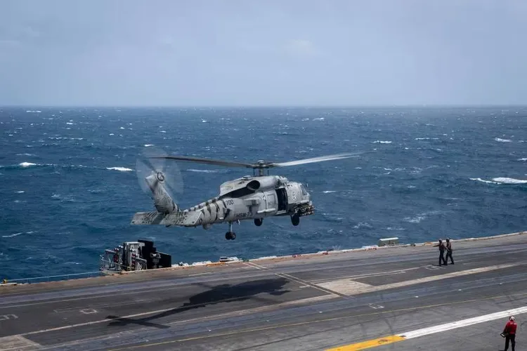 Aeronave ale Marinei SUA, prăbușite în Marea Chinei (sursa: Seaman Edward Jacome/Digital/USS Nimitz)