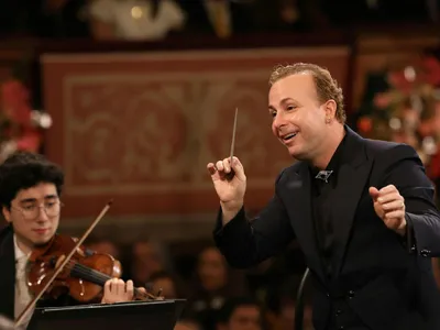 Dirijorul homosexual al Concertului de Anul Nou de la Viena îi bântuie pe suveraniștii români, care îl înjură pe Facebook (sursa: wienerphilharmoniker.at)