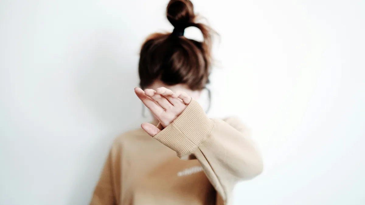 Ordin de protecție ignorat, femeie agresată (sursa: Pexels/Vie Studio)