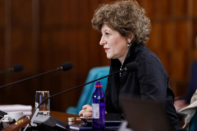 Oana Gheorghiu spune că legea salarizării ar fi crescut salariile pentru două treimi din bugetari, ceilalți nu pierdeau „un leu”