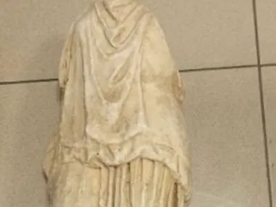 Salonic, statuie antică, găsită printre gunoaie (sursa: skai.gr)