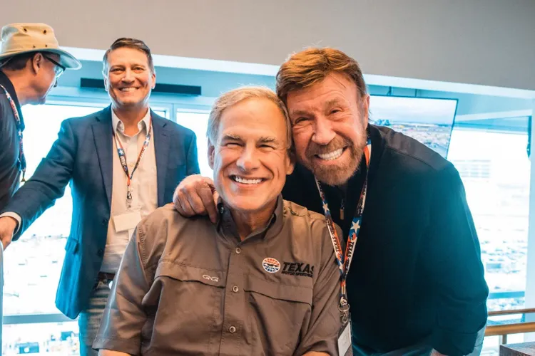 Republicanii, omagii pentru Chuck Norris (sursa: X/Greg Abbott)