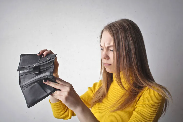 Angajatorul nu plătește salariul la timp: ce poate face salariatul și cum își recuperează banii