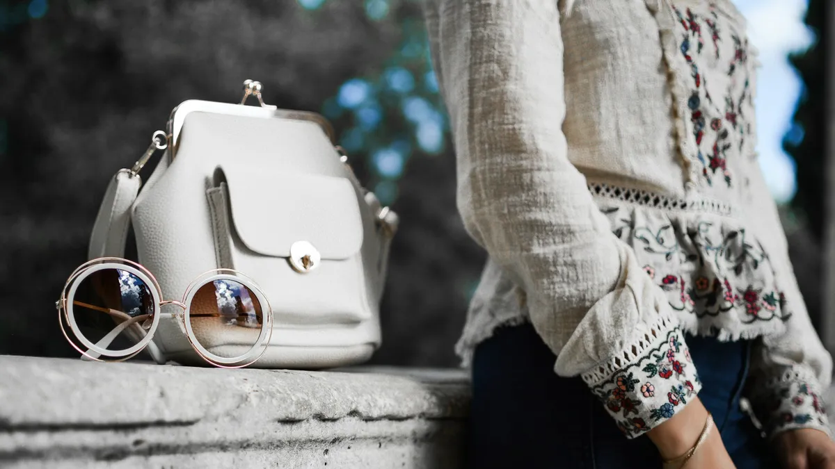 Tendințele în gențile de damă pentru 2026: forme noi, texturi expresive și reveniri spectaculoase (sursa: Unsplash)