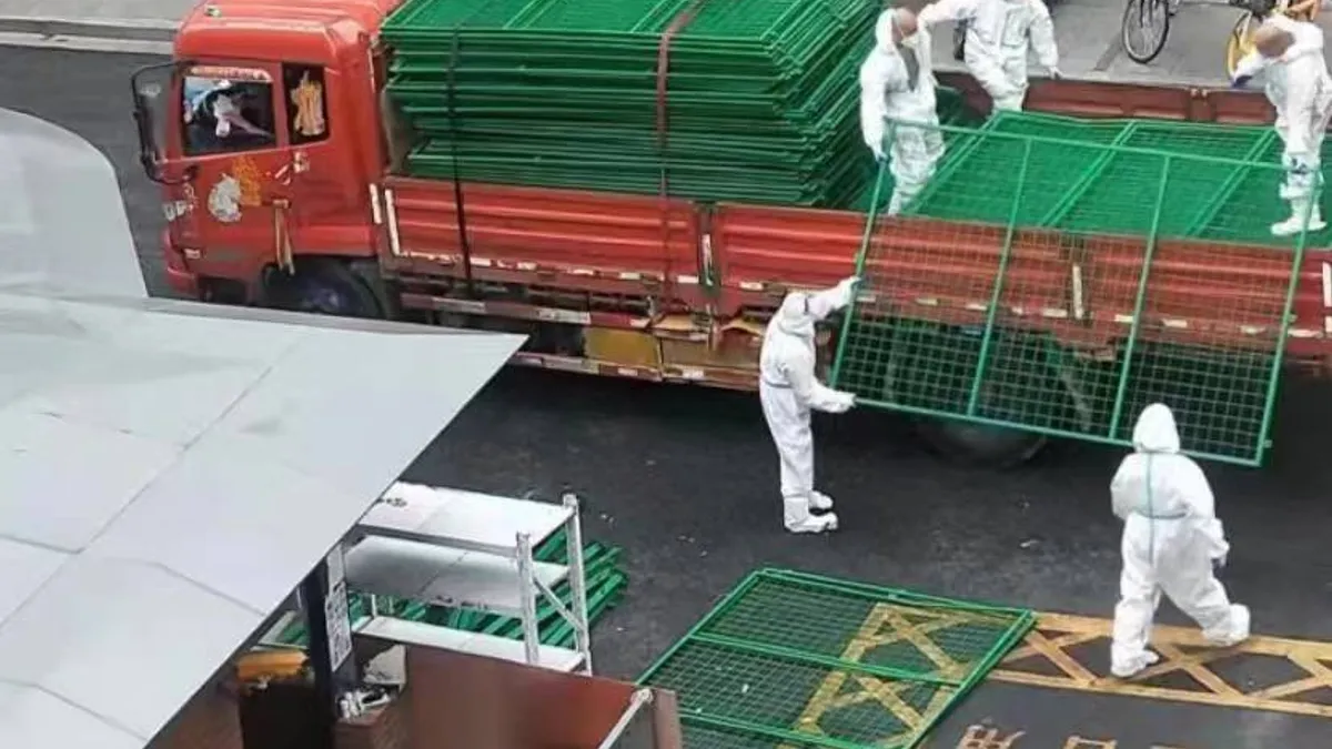 Investitorii retrag miliarde de dolari din China. Shanghaiul, blocat în continuare, iar locuitorii, închiși în țarcuri metalice Foto: Twitter