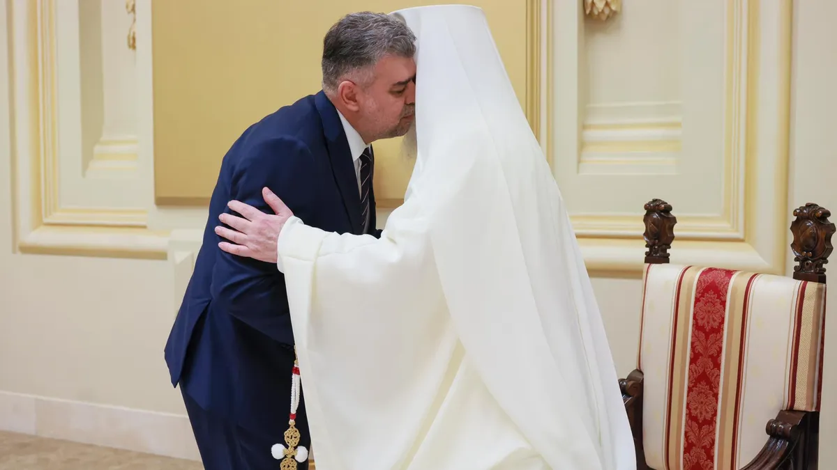 Ciolacu se pupă și cu patriarhul Daniel Foto: Facebook