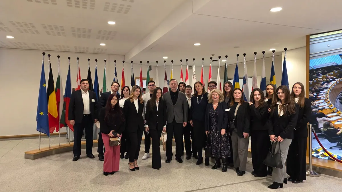 Europarlamentarul PNL Dan Motreanu, înconurat de tineri