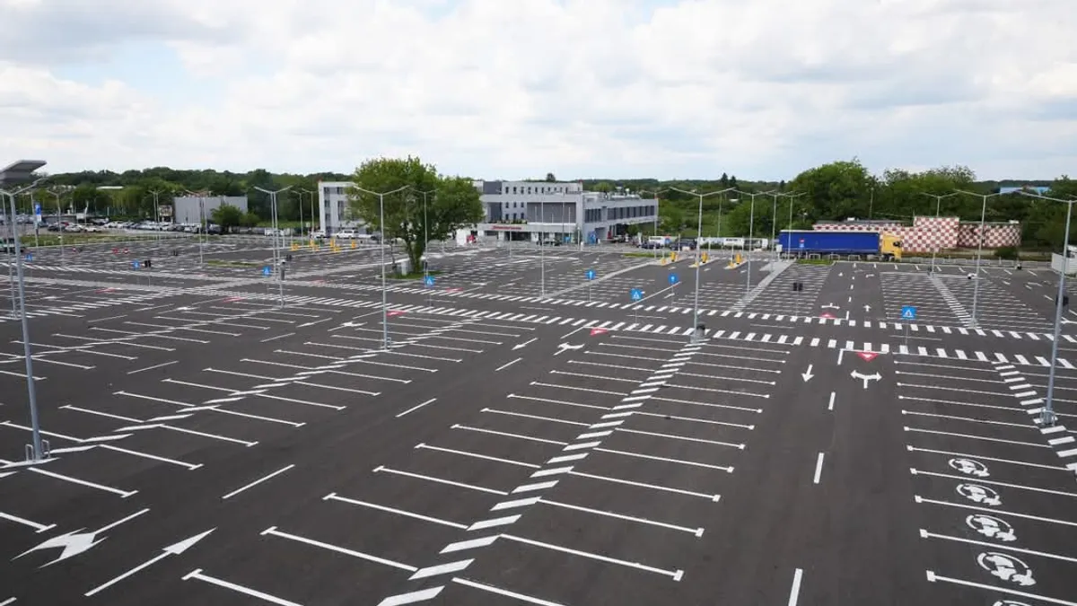 „Tarif neobrăzat” în noua parcare a Aeroportului Otopeni, scrie Pro Infrastructura Foto: Facebook