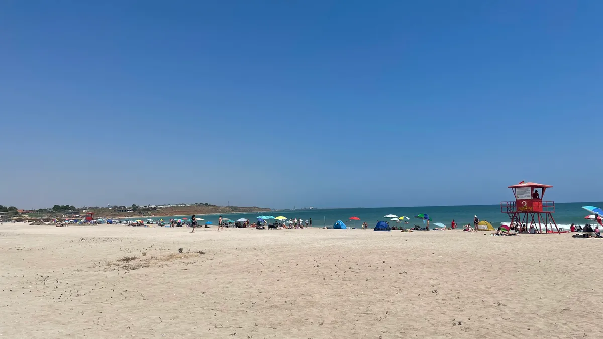 Vama Veche - plaje goale, restaurante pustii (sursa: defapt.ro)