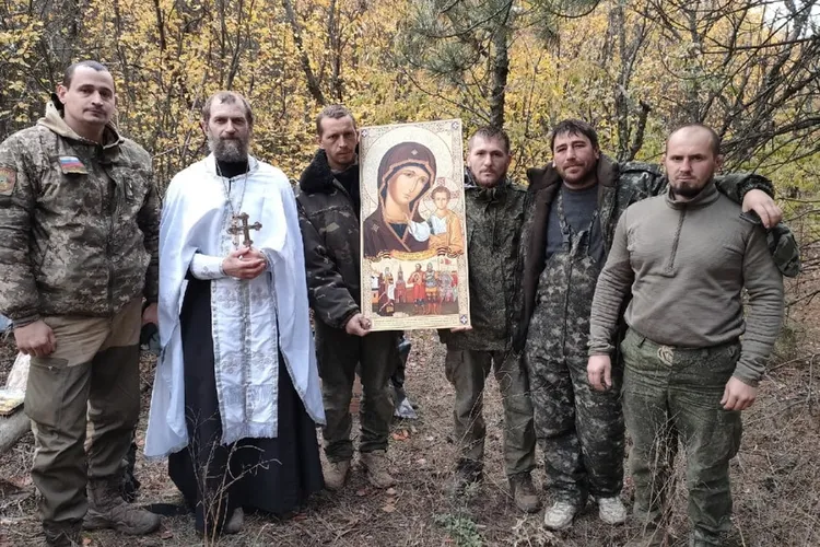 Un preot botează recruții armatei ruse cu ajutorul sacilor pentru cadavre Foto: Telegram