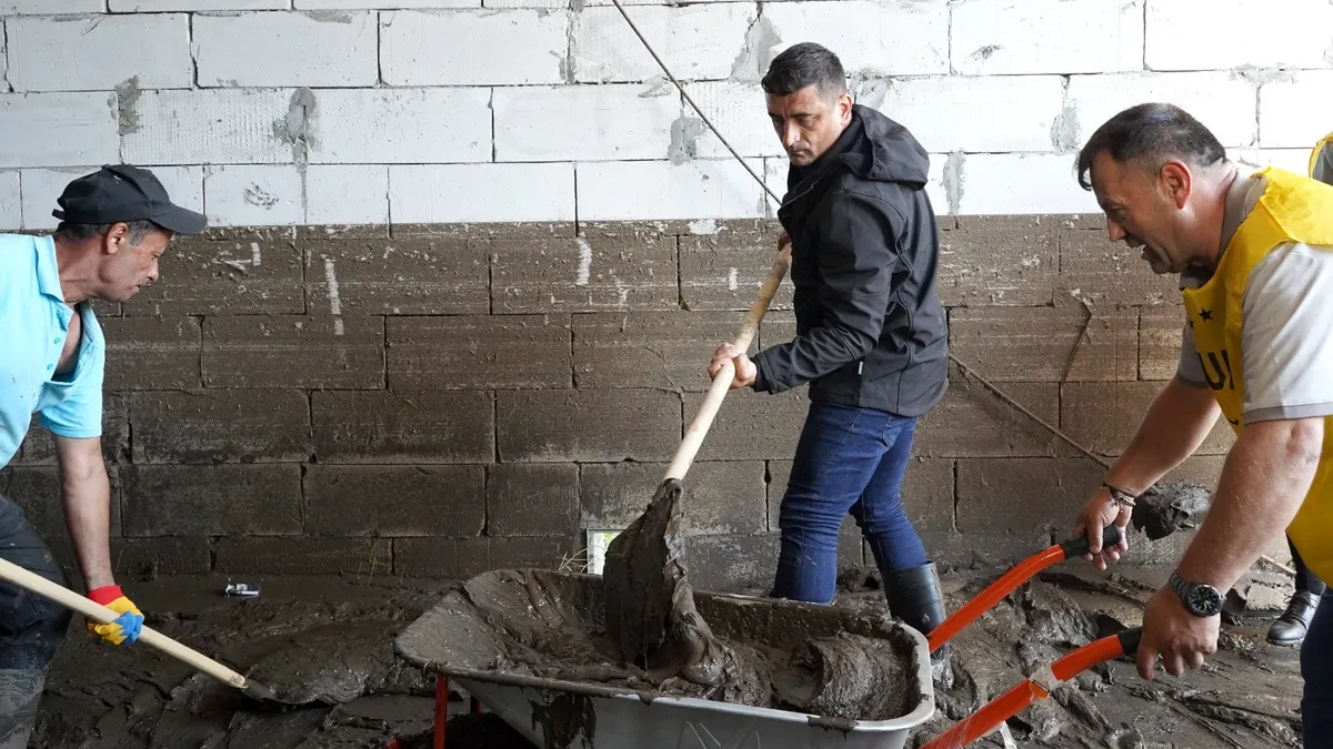 George Simion ignoră dezastrul din Broșteni, deși 65% din locuitori l-au votat la prezidențiale Foto: Simion la Pechea, în campanie, imagine distribuită de AUR