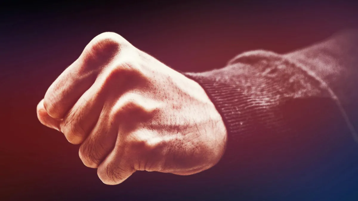 Oameni de afaceri, amenințați de un braconier (sursa: Pexels/NEOSiAM 2024+)