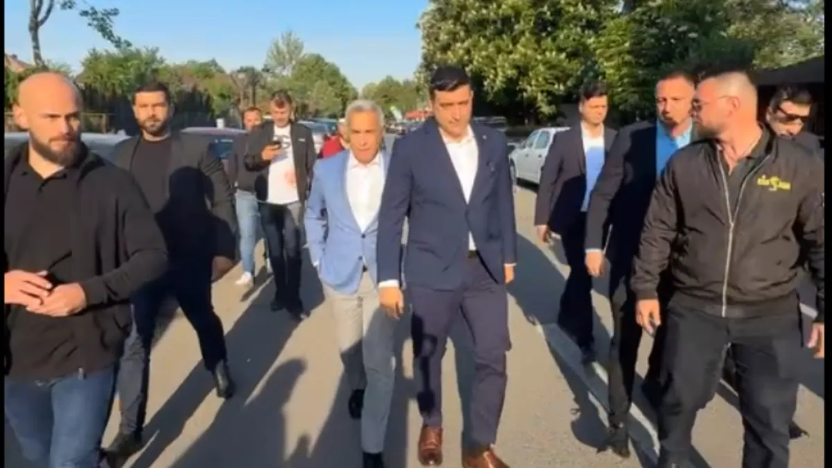 Simion și Georgescu au venit la vot înconjurați de o mică armată de bodiguarzi Foto: Captură video