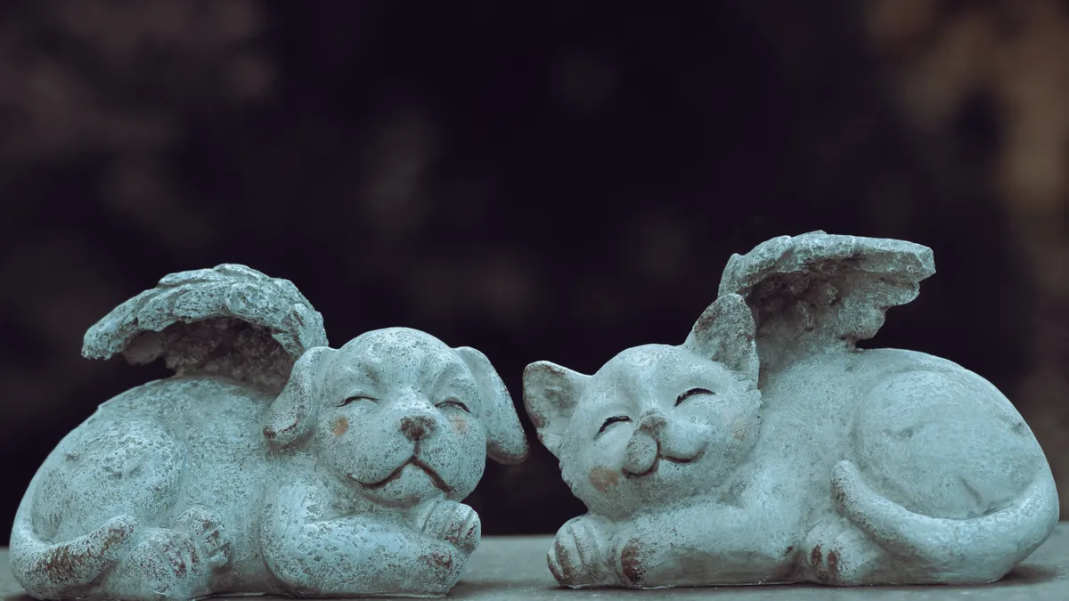 Figurine decorative reprezentând un câine și o pisică cu aripi