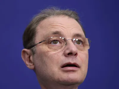 Trollingul s-a mutat de la Grindeanu la Niculescu: „Mai ai portofelul după întâlnirea cu borfașii roșii?”