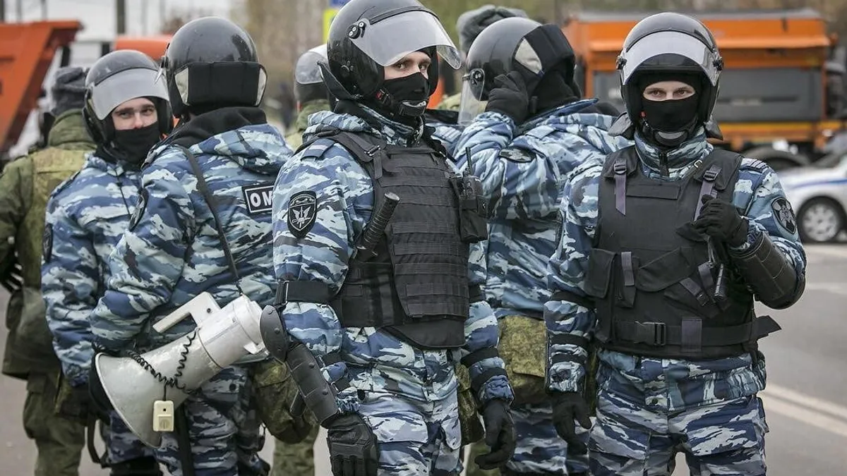 Poliția din Rusia, decisă să pedepsească o adolescentă care a scris cu creta pe trotuar „Nu b***a”. Fata susține că era numele unui pește, poliția crede că era „война”, adică „război” – poza 1