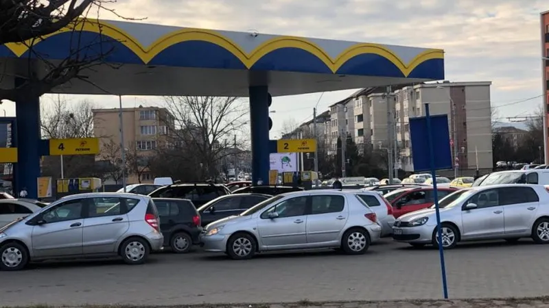 Prețul barilului de petrol a căzut sub 100 USD Foto: Coadă la benzină, Europa FM