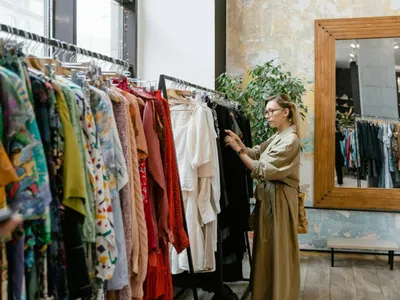 UE va interzice distrugerea hainelor nevândute (sursa: Pexcels/MART PRODUCTION)