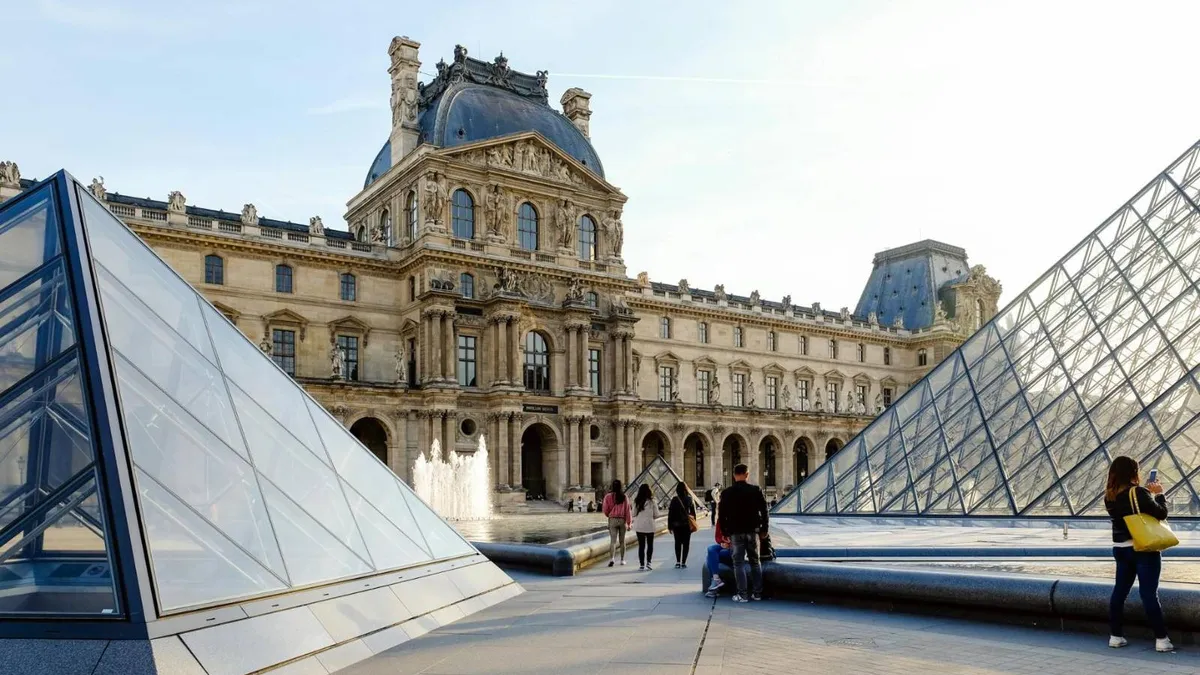 Jaful de la Luvru, doi suspecți reținuți (sursa: Pexels/Shvets Anna)