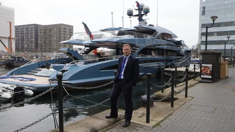 Încă un oligarh rus rămâne fără yacht-ul său (sursa: Twitter/@grantshapps