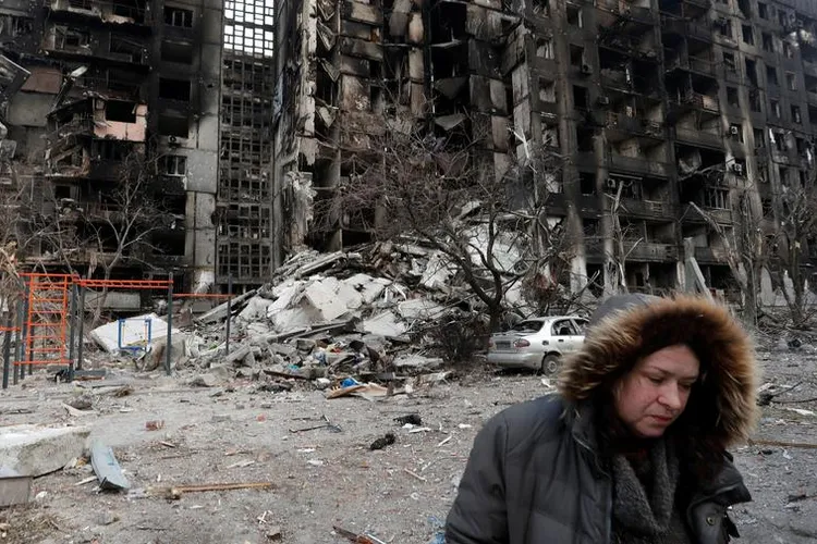 Bombardamentele continuă la Mariupol (sursa: Reuters)