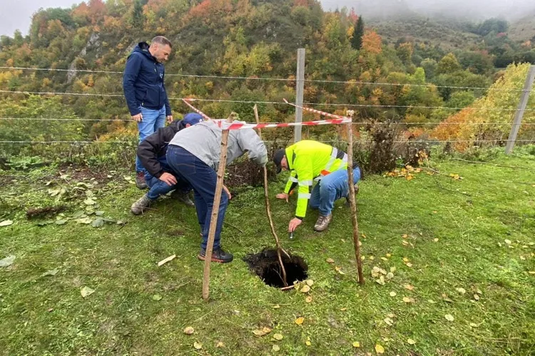 Parodie la evaluarea fisurii din digul de la Roșia Foto: dejeanul.ro