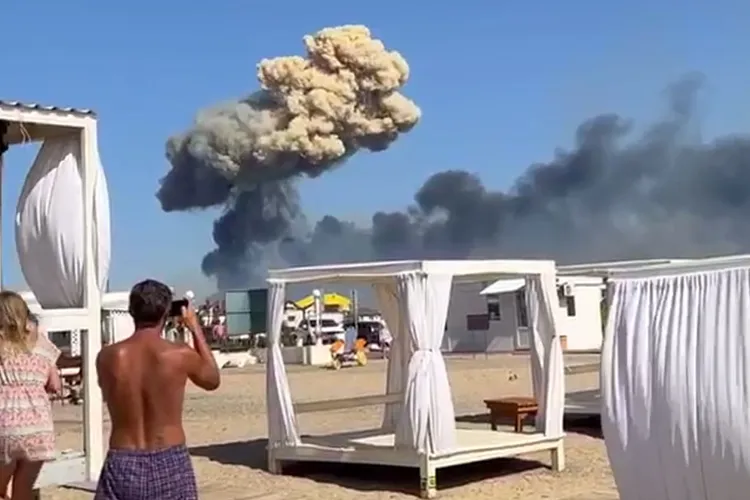 Instalații militare ruse din Crimeea, devastate (sursa: themoscowtimes.com)