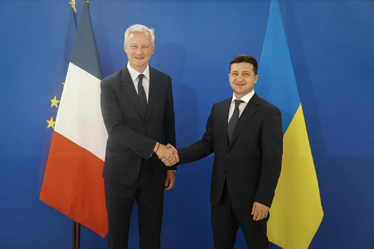 Franța a înghețat active ale Băncii Rusiei Foto: ministrul francez de Finante, Bruno Le Maire și președintele Ucrainei, Volodimir Zelenski, în 2019