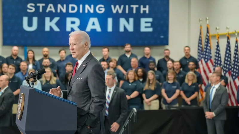 Biden trimite iar arme în Ucraina (sursa: Facebook/The White House)