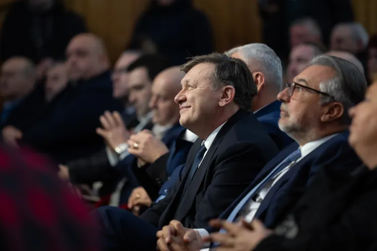 Val de ironii la adresa lui Crin Antonescu, după ce acesta a criticat presa: “Ofticos mai ești“ Foto: Facebook