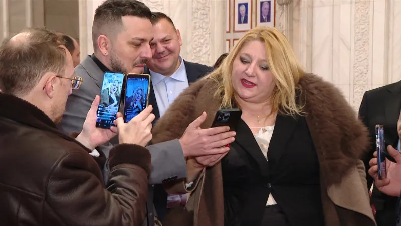 Cum au făcut circ Șoșoacă și Makaveli în Parlament Foto: captură video