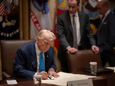 SUA poziționează submarine nucleare lângă Rusia (sursa: Facebook/The White House)