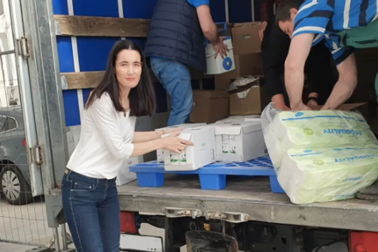 Armand, alba-neagra cu contracte rusești (sursa: Facebook/Clotilde Armand)