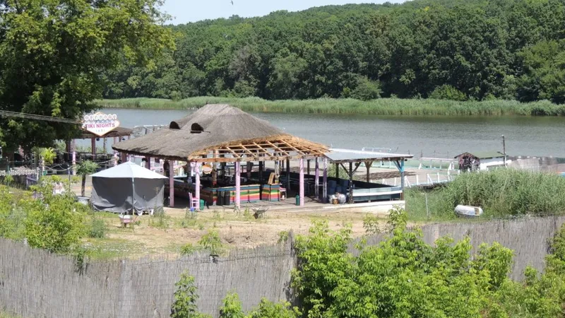 Piscină cu manele în mijlocul naturii (sursa: ziaruldeiasi.ro)