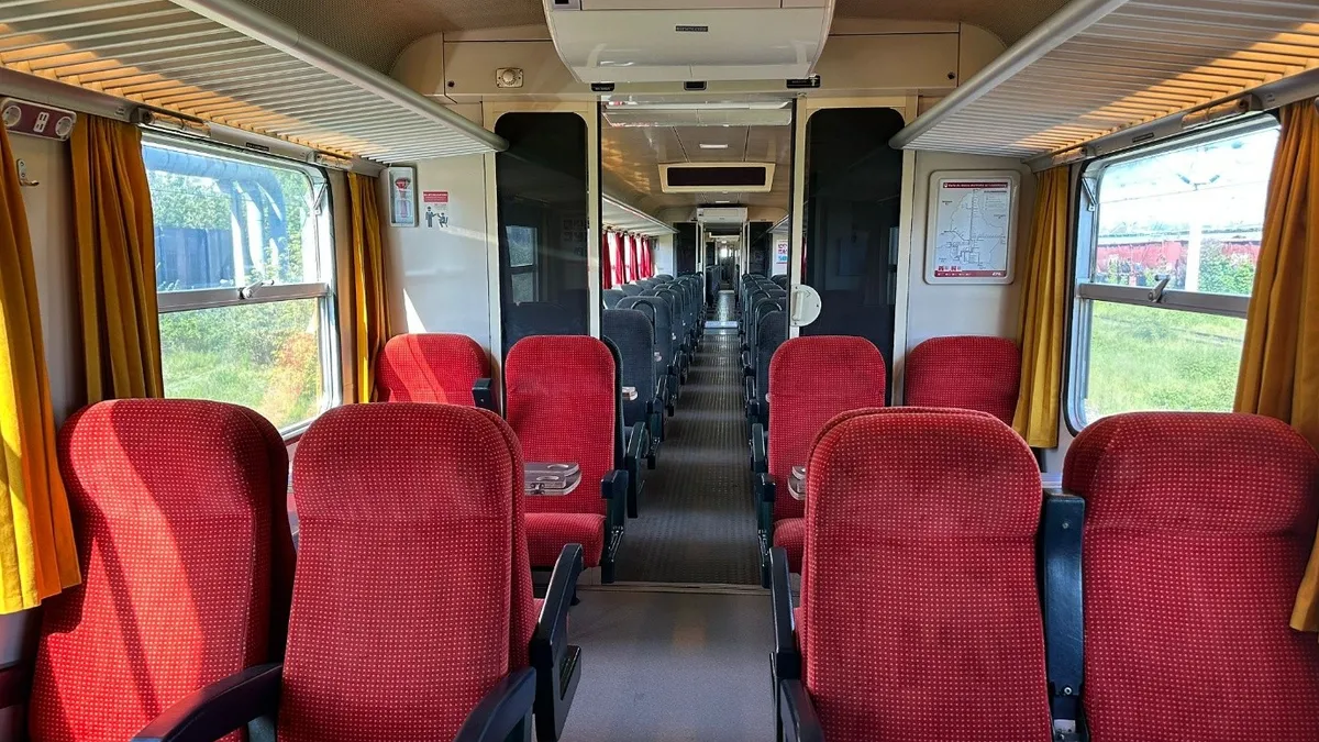 Vagon de tren, cu scaune roșii