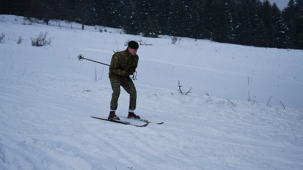 Militarii români, singurii din NATO fără aparatură de vedere pe timp de noapte, dar cu Kalashnikov Foto: Facebook MApN