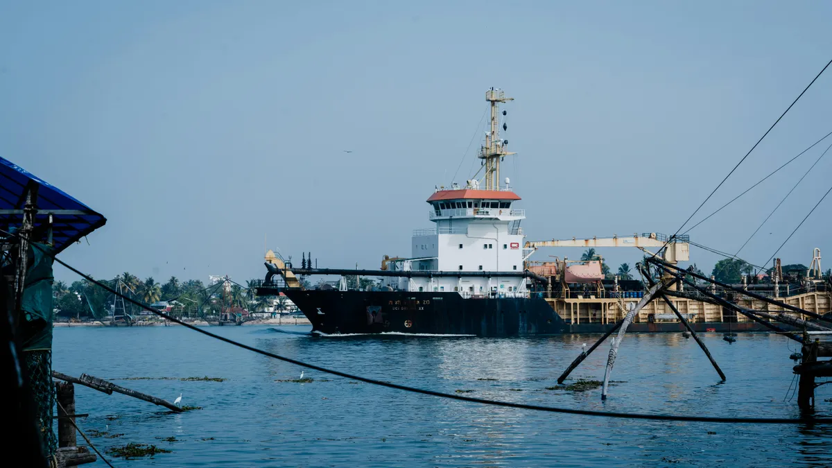 Nave indiene trec prin Strâmtoarea Ormuz (sursa: Pexels/Salem Raju)