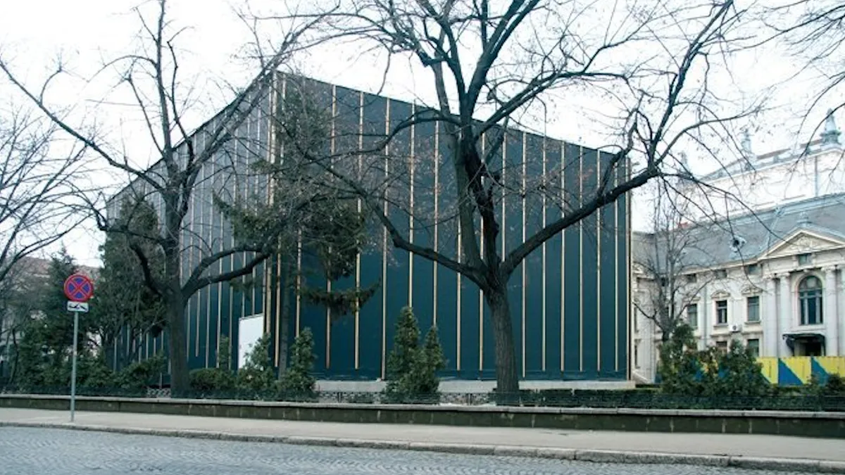 Teatrul "La Cub", încă la cutie (sursa: ziaruldeiasi.ro)